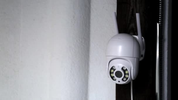 Біла Камера Відеоспостереження Антенами Обертається Записує Рухомі Єкти Система Приватної — стокове відео