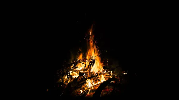 Большой Красивый Костер Черном Фоне Настоящее Пламя Огня Жжёт Загорелся — стоковое фото