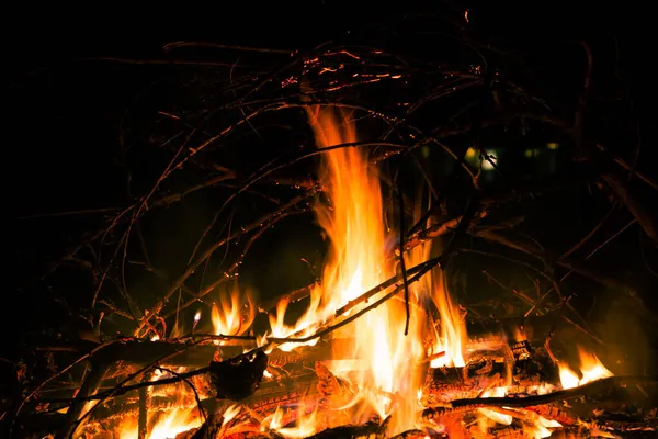 Большой Красивый Костер Черном Фоне Настоящее Пламя Огня Жжёт Загорелся — стоковое фото