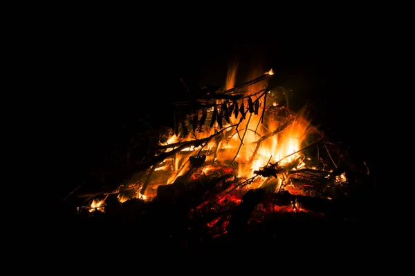 Μια Μεγάλη Όμορφη Φωτιά Μαύρο Φόντο Αληθινές Φλόγες Φωτιάς Καίγεται — Φωτογραφία Αρχείου