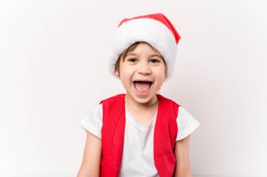 Beyaz arka planda izole edilmiş kırmızı Noel Baba şapkalı güzel mutlu çocuğun portresi. Beş yaşında Avrupalı bir çocuk. Uzayı kopyala Noel tasarımı. Mutluluk bekleme konsepti. Yeni Yıl.