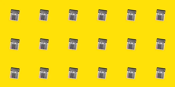 Płynny Wzór Dużymi Srebrnymi Kalkulatorami Żółtym Tle Baner Finansowy Wzornictwo — Zdjęcie stockowe