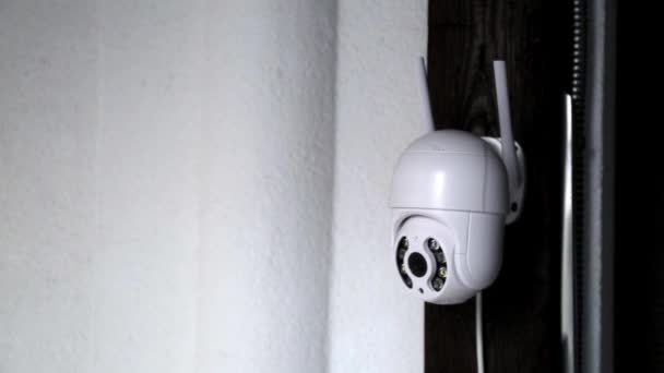 Witte Cctv Camera Met Antennes Draait Registreert Bewegende Objecten Beveiligingssysteem — Stockvideo