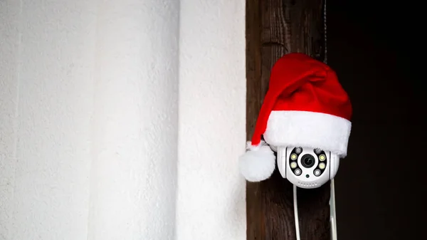 Белая Камера Наблюдения Красной Шляпе Санта Клауса Наружное Видео Наблюдение — стоковое фото