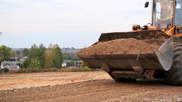 Weißrussland Minsk Oktober 2021 Traktorbulldozer Trägt Einen Vollen Eimer Erde — Stockvideo