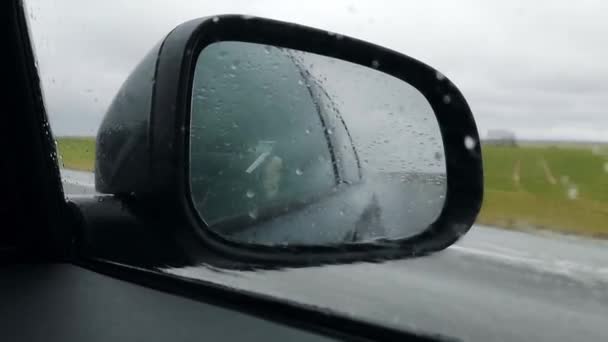 Боковое Зеркало Автомобиля Через Стекло Автомобиля Покрытое Капельками Дождя Дождь — стоковое видео