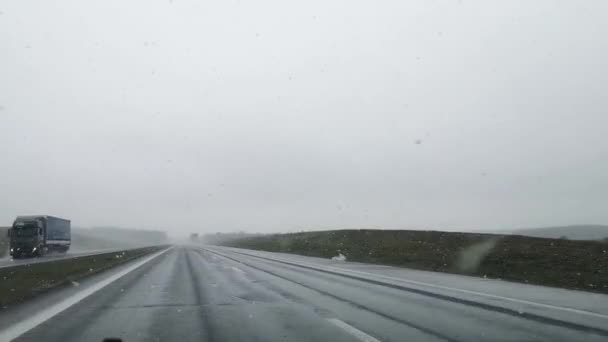 Schlechte Fahrbedingungen Auf Einer Autobahn Bei Nassem Schnee Und Regenwetter — Stockvideo
