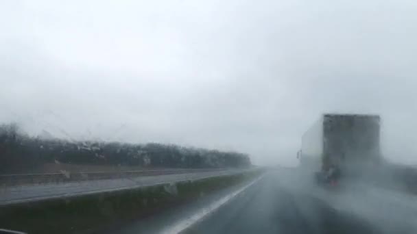 Malas Condiciones Conducción Una Carretera Con Nieve Húmeda Clima Lluvioso — Vídeo de stock