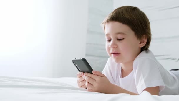 Joyeux Garçon Ans Jouer Jeu Vidéo Smartphone Les Enfants Utilisent — Video