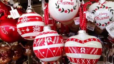 Kırmızı beyaz Noel ağacı oyuncağı toplu bir vitrin. Yakın plan. Güzel oyuncak pazarı ve hediyeler. Yılbaşı arifesi ruhu. Klasik dekor. Güzel bir ev dekorasyonu. 1 Aralık 2021 - Minsk, Belarus