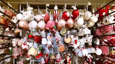 Kırmızı beyaz Noel oyuncağı topları, arabalar, elf, Noel Baba, şapka, şeker, peri. Yakın plan. Güzel oyuncak pazarı ve hediyeler. Klasik ev dekoru. 1 Aralık 2021 - Minsk, Belarus