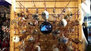 Beyaz Noel oyuncağı topları ve kürenin içinde büyük akıllı ekranı olan bir mağaza vitrini. Yakın plan. Güzel oyuncak pazarı ve hediyeler. Tatil dükkânı. Klasik ev dekoru. 1 Aralık 2021 - Minsk, Belarus