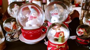 Büyük ve küçük kartopları olan bir mağaza vitrini. Noel ve yeni yıl hediyesi. Kardan adamlar, Noel Baba ve geyikler. Yakın plan. Güzel oyuncak pazarı ve hediyeler. Klasik ev dekoru. 1 Aralık 2021 - Minsk, Belarus