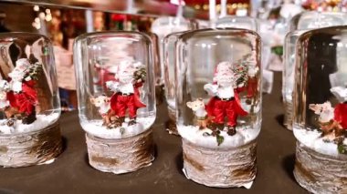 Noel Baba 'nın kartoplarının olduğu bir mağaza gösterisi. Noel ve yeni yıl hediyesi. Yakın plan. Güzel oyuncak pazarı ve hediyeler. Klasik ev dekoru. Kavanoz şeklinde. 1 Aralık 2021 - Minsk, Belarus