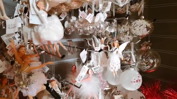 Schaufenster mit glänzenden Glaskugeln, Engeln und weißen Ballerinen und Tänzern. Niedlichen Weihnachtsmarkt von Spielzeug und Geschenke. Silvesterstimmung. Schöne Wohnkultur. 1. Dezember 2021 - Minsk, Weißrussland — Stockvideo