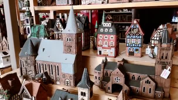 手作りのセラミックハウスでお店のショーケース。接近中だ。かわいいおもちゃ市場とクリスマスプレゼント。ヴィンテージホーム装飾。お正月の飾り。少し居心地の良いキャンドル。2021年12月1日-ベラルーシのミンスク — ストック動画