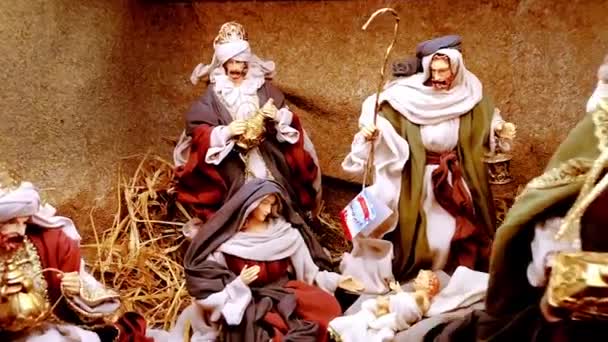 Karácsonyi installáció miniatűr ünnepi bibliai jelenet. A Boldogságos Szűz Mária és a gyermek Jézus Krisztus körül a mágusok. Piaci bemutató. Vallási összeesküvés. 2021. december 1. - Minszk, Fehéroroszország — Stock videók