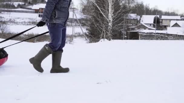 Homem Vai Com Dois Tubos Para Topo Escorrega Neve Atividade — Vídeo de Stock