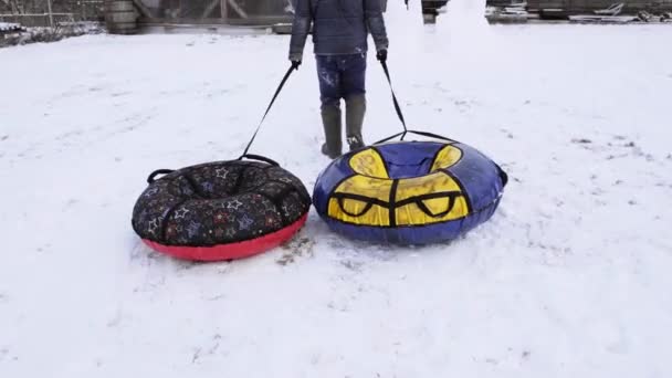 Han Går Med Två Slangar Utomhus Vinter Kul Aktivitet Familjetid — Stockvideo