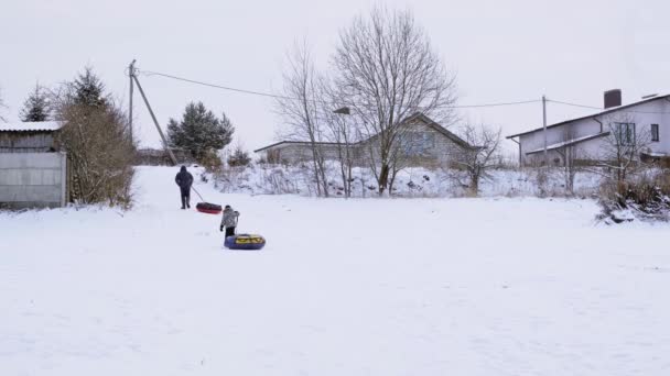 Otec Syn Jdou Hadicemi Vrcholek Sněhu Venkovní Zimní Zábava Aktivita — Stock video