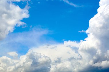 Mavi gökyüzü ve beyaz kümülüs bulutları. Pankart. Geçmişi. Doğa duvar kağıdı. Güneşli hava tahmini. Din kavramı. Cennet manzarası. Açık hava manzarası. Parlak desenli tasarım. Uzayı kopyala Temiz hava..