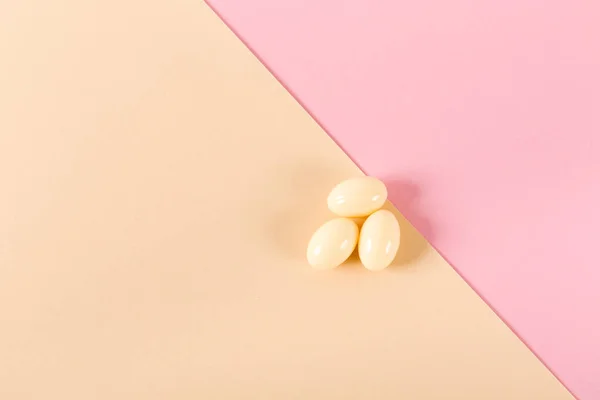 Drie Tabletten Roze Beige Achtergrond Vaginale Antibacteriële Capsules Een Close — Stockfoto