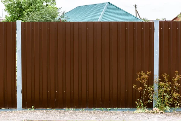 一个棕色金属结构围栏的特写 波纹表面 复制空间 私人财产围栏 Opaque树篱 室外房子的外部 钢铁材料 侧视图 城市或不屈不挠 图库图片