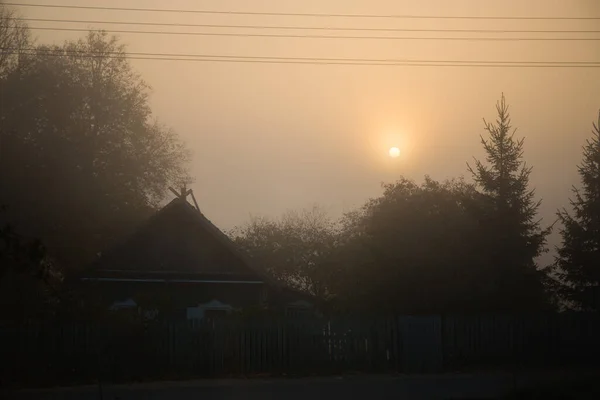 Krajobraz Sylwetka Wiejskiego Domu Tle Porannego Słońca Mgle Mgła Prognoza — Zdjęcie stockowe