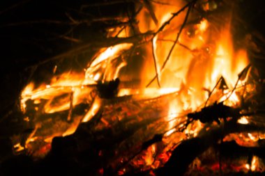 Siyah arka planda büyük, güzel bir şenlik ateşi. Gerçek alevler. Yanıyorum. Ateşlendi. Gece kamp ateşi. Turuncu renk. Doğa manzarası. Açık hava eğlencesi. Sonbahar bahçe temizliği. Ateşli. Yan görünümü kapat.