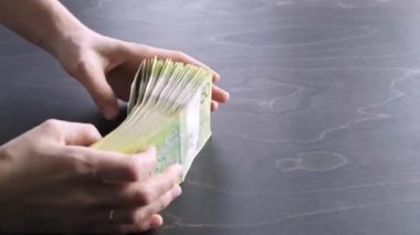 4 bin. Yakın plan çekimde Belarus 'un 50 ruble kağıt parasıyla yelpaze sallanıyor. Bir sürü para. Kurtarıyorum. Beyaz Rusya 'nın ulusal para birimi. Kredi borçlarını öde. Maaş. Büyük borç. Vergi ödemesi