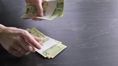 4 bin. Beyaz Rusya 'nın 50 ruble kağıt parasının yakın plan görüntüsü. El ele tutuşup çok para saymak. Kurtarıyorum. Beyaz Rusya 'nın ulusal para birimi. Kredi borçları. Kâr. Büyük borç. Vergi ödemesi