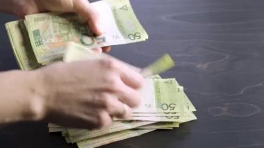 4 bin. Beyaz Rusya 'nın 50 ruble kağıt parasının yakın plan görüntüsü. El ele tutuşup çok para saymak. Kurtarıyorum. Beyaz Rusya 'nın ulusal para birimi. Kredi borçları. Kâr. Büyük borç. Vergi ödemesi