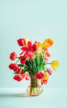 Büyük çiçek buketi. Renkli laleler. Açık yeşil arka planda cam vazoda, fotokopi alanı var. Kartvizit. Davetiye kartı. Tebrik mesajı için uygun bir yer. Uluslararası tatil. Pankart.