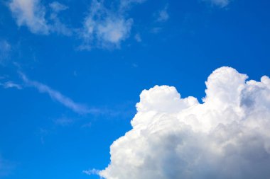 Mavi gökyüzü ve beyaz kümülüs bulutları. Pankart. Geçmişi. Doğa duvar kağıdı. Güneşli hava tahmini. Din kavramı. Cennet manzarası. Açık hava manzarası. Parlak desenli tasarım. Uzayı kopyala Temiz hava..