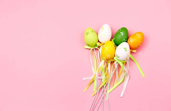 Färgade Leksaksägg Med Sidenrosetter Påskkort Med Semestersymbol Och Plats För — Stockfoto