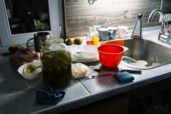 4K. A pile of dirty dishes on the table and in the kitchen sink. Plates in leftover food. Routine homework. Cleaning concept after guests. A very unkempt house. Nobody. Sloppy look. Video footage — стоковое фото