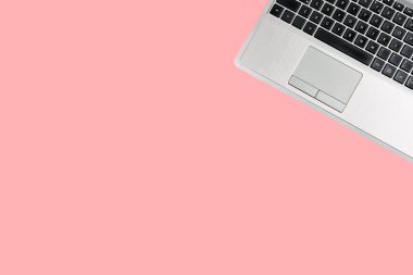 Pembe arka planda dizüstü bilgisayar modeli. Fotokopi alanı olan bir bilgisayar teçhizatı mağazası için afiş. Uzaktan eğitim. Yerleşim planı. Kartvizit. Klavye ve touchpad anahtarları. Defter tamiri. Kablosuz İnternet.