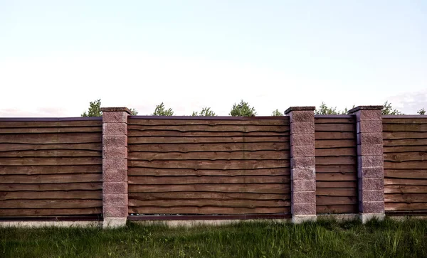 Barna Kerítés Blokk Oszlopokkal Építési Terület Hullámos Felület Magántulajdon Kerítés — Stock Fotó