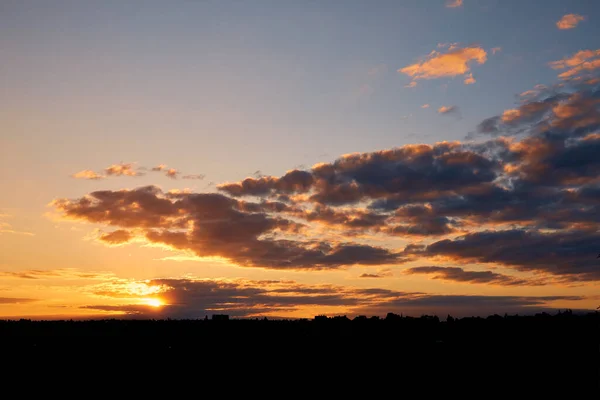 Krajobraz Wieczornego Zachodu Słońca Niebo Słońcem Chmurach Nad Małym Miasteczkiem — Zdjęcie stockowe
