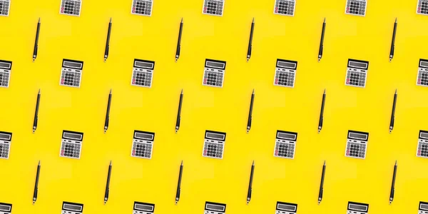 Sarı zemin üzerinde büyük bir hesap makinesi ve kalemle kusursuz desen. Finansal afiş. Model tasarım dokusu. Kartvizit. Uzayı kopyala Muhasebe, kar, zarar, vergi kavramı. Dijital kırtasiye