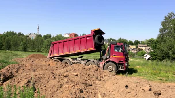 19 juni 2021 - Minsk, Wit-Rusland. Een grote vuilniswagen bracht de grond naar de bouwplaats en loste hem uit. Vrachtwagen met lading. Zomer bouwseizoen. Vervoer over land. Groot voertuig. Gemeenschappelijk standpunt — Stockvideo