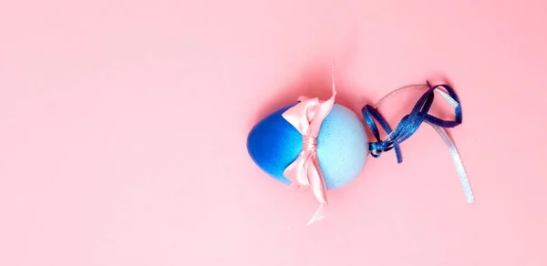Huevo Plástico Azul Con Cintas Satén Lazo Sobre Fondo Rosa — Foto de Stock