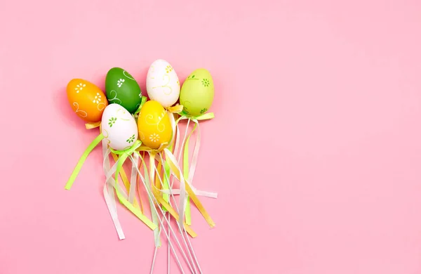 Barevná Vajíčka Saténovou Mašlí Velikonoční Karta Symbolem Dovolené Místem Pro — Stock fotografie