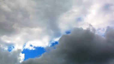 Mavi gökyüzü ve beyaz kümülüs bulutları. Pankart. Geçmişi. Doğa duvar kağıdı. Güneşli hava tahmini. Din kavramı. Cennet manzarası. Açık hava manzarası. Parlak desenli tasarım. Uzayı kopyala Temiz hava.