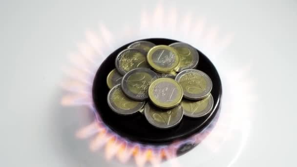Conceito de crise de gás. Moedas de euro está queimando em um fogão de cozinha. Dinheiro europeu. Preços elevados dos recursos naturais. Chama de fogo. Dívida de utilidade. Guerra energética. A poupar dinheiro. Financiamento — Vídeo de Stock