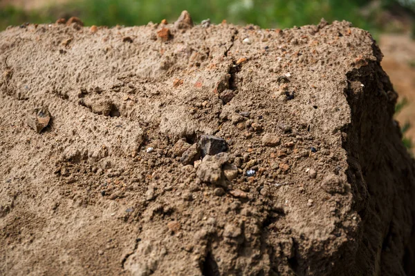 土壌の質感。地球の層を閉じるに深く。建設砂。コピースペース。ロッキーの背景。土壌肥沃度タイプ。考古学的発掘の概念。ラフな表面 — ストック写真