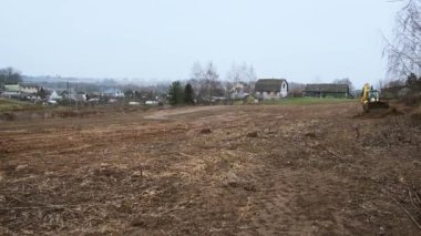 Çekici seviye alanı. Yedek çapa yükleyicisi inşaat alanını temizliyor. Buldozer inşaat alanını hazırlıyor. Toprak taşıyıcı ekipman. Sınıf. Ön taraftaki yükleyici kovası. Belarus, Minsk 17 Kasım 2021