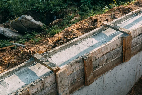 Fa zsalu fém megerősítés öntsük beton és hozzon létre egy szilárd alapot egy épület vagy kerítés. Építési folyamat. A támfal megépítése. Oldalnézetből. Senkinek. Fénymásolási hely — Stock Fotó