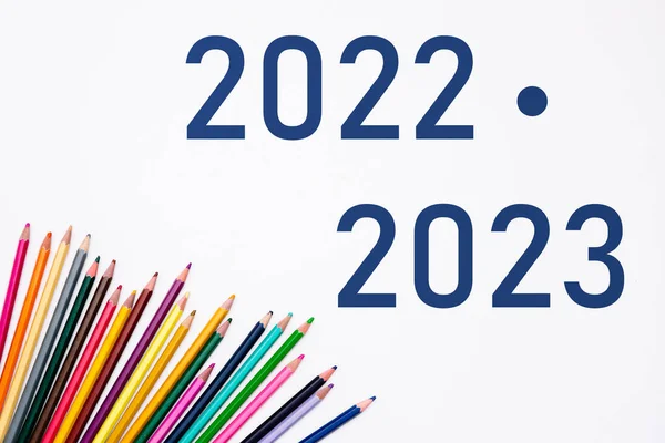 2022 2023 Rok Szkolny Kupą Kolorowych Ołówków Izolowanych Białym Tle — Zdjęcie stockowe