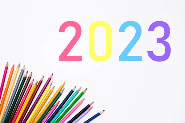 2023 Rok Szkolny Kupą Kolorowych Ołówków Izolowanych Białym Tle Sztandar — Zdjęcie stockowe